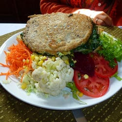 Natur-in - Panqueque con acelga y ensalada surtida.