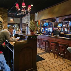 Anyway's Pub - Oakbrook Terrace - Bar and entry