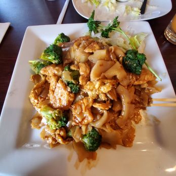 Bangkok Thai Restaurant - Chicken pad see ew - Chinese Near Me - Stow, Ohio