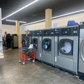 Clean Tide Laundromat - Inside the laundromat - Laundromat Near Me - Los Angeles, California