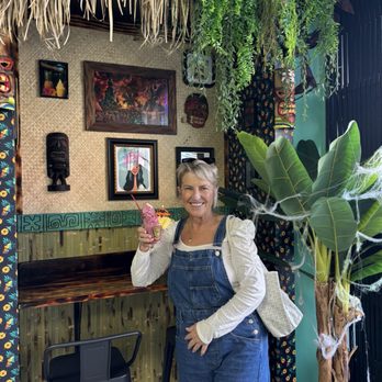 Pineapple Lagoon - So cute ! Love the aloha mana! And the owner made us feel like ohana - Ice Cream & Frozen Yogurt Near Me - Garden Grove, California