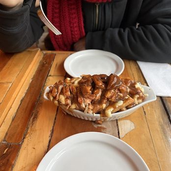 Montréal Poutine - Poutine with grilled chicken - Poutineries Near Me - Montreal, Quebec Montréal Poutine - Poutine with grilled chicken - Poutineries Near Me - Montreal, Quebec