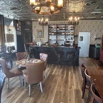 Cafe Lola - New American Near Me - Johnson City, Tennessee