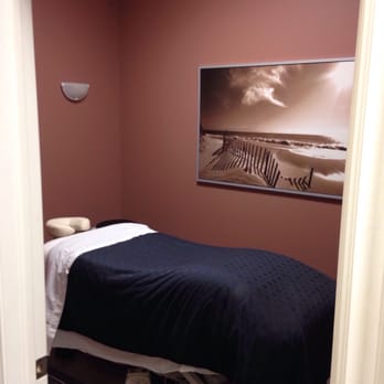 Yonge & Wellness - One of many treatment rooms - Acupuncture Near Me - Maple, Ontario