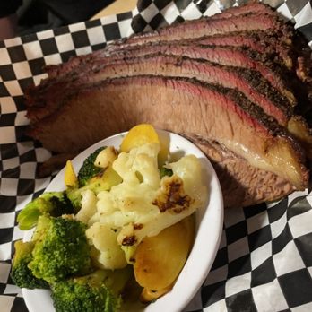 Slo' Bones BBQ Smokehaus - Brisket and vegetable du bone - Barbeque Near Me - Frankenmuth, Michigan Slo' Bones BBQ Smokehaus - Brisket and vegetable du bone - Barbeque Near Me - Frankenmuth, Michigan