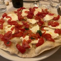 Pizza caprese a crudo