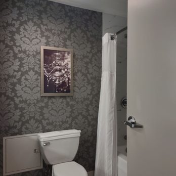 DoubleTree by Hilton Utica - Bathroom in room 804 - Hotels Near Me - Utica, New York DoubleTree by Hilton Utica - Bathroom in room 804 - Hotels Near Me - Utica, New York