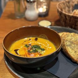 Restaurant Berger's - Kürbis-Suppe mit Knoblauchbrot