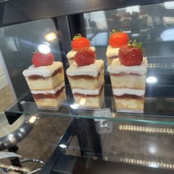 Strawberry Cake cups