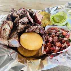 JH Carne en Vara a la llanera - Plato Mixto con/Arepa, Tostones, y Ensalada