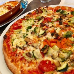Restaurant am Flugplatz - Gemüse Pizza und Canneloni als Hauptgang
