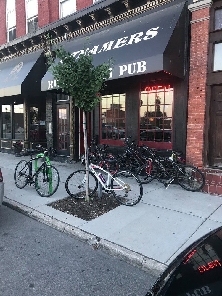 STEAMERS RIVERFRONT PUB Updated September 2024 10 Photos 209 N