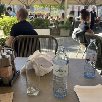 Café Mozart - $7 dollar water bottle - Cafes Near Me - Vienna, 9 Café Mozart - $7 dollar water bottle - Cafes Near Me - Vienna, 9