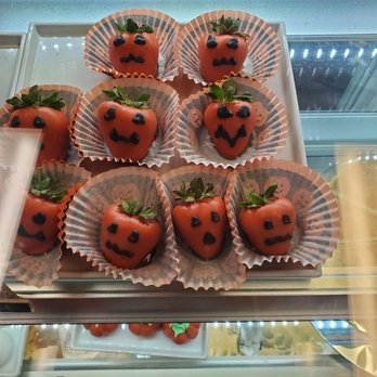 Cora Cakes - Pumpkin strawberries. - Cupcakes Near Me - Tulare, California