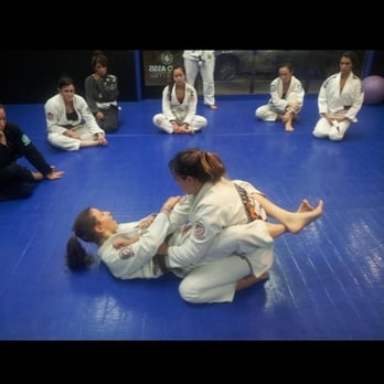 Electric Jiu Jitsu - Women's Bjj class taught by Pati Fontes - Brazilian Jiu-jitsu Near Me - Huntington Beach, California