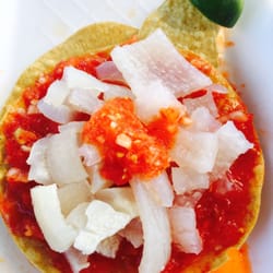 Puesto de guacamayas y tostadas Martín - Tostada de cueritos con salsa.