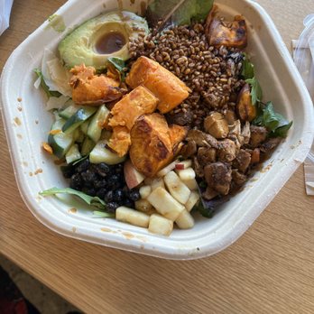 sweetgreen - Healthy Salads, Wraps, and Bowls - Build your own with rosemary bread - Salad Near Me - Troy, Michigan