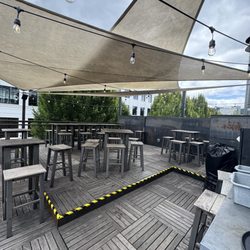10 Barrel Brewing Portland - Rooftop dining area