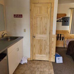 Brentwood Lodging - Before took stuff in, very short distance from bed to sink
