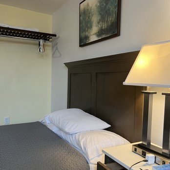 Simmons Motel - Bedroom - Hotels Near Me - Hershey, Pennsylvania Simmons Motel - Bedroom - Hotels Near Me - Hershey, Pennsylvania