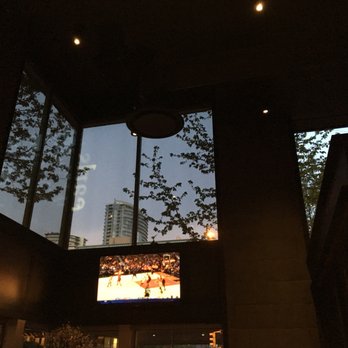 Earls Kitchen + Bar - Canadian (New) Near Me - Vancouver, British Columbia