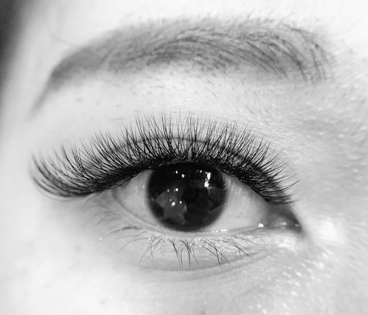 Nails & Eyelashes by Dee Logo