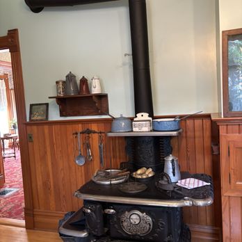 Ernest Hemingway Birth Home - Kitchen stove from the era, not original to the house - Landmarks & Historical Buildings Near Me - Oak Park, Illinois