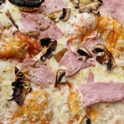 Burg-Hotel - Pizza mit Schinken und Pilzen