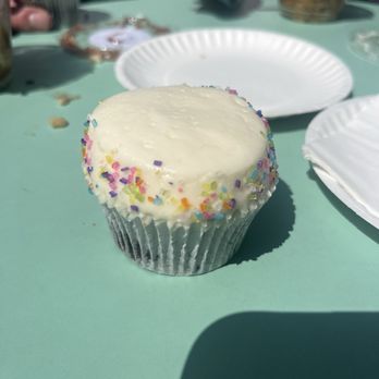 Sugar Bakeshop - Vanilla cupcake - Bakeries Near Me - Charleston, South Carolina Sugar Bakeshop - Vanilla cupcake - Bakeries Near Me - Charleston, South Carolina