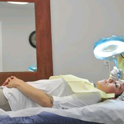 Avenue 42 - Mandi in action. Microblading
