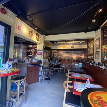 Happy Valley Bar + Grill - Inside - Bars Near Me - Hong Kong, HK