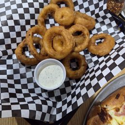 Onion rings with ranch