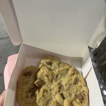 Crumbl - Clovis - Chocolate chip cookie - Bakeries Near Me - Clovis, California Crumbl - Clovis - Chocolate chip cookie - Bakeries Near Me - Clovis, California