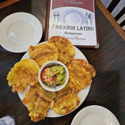 Parador Latino - Tostones con guacamole Green plantains with guacamole