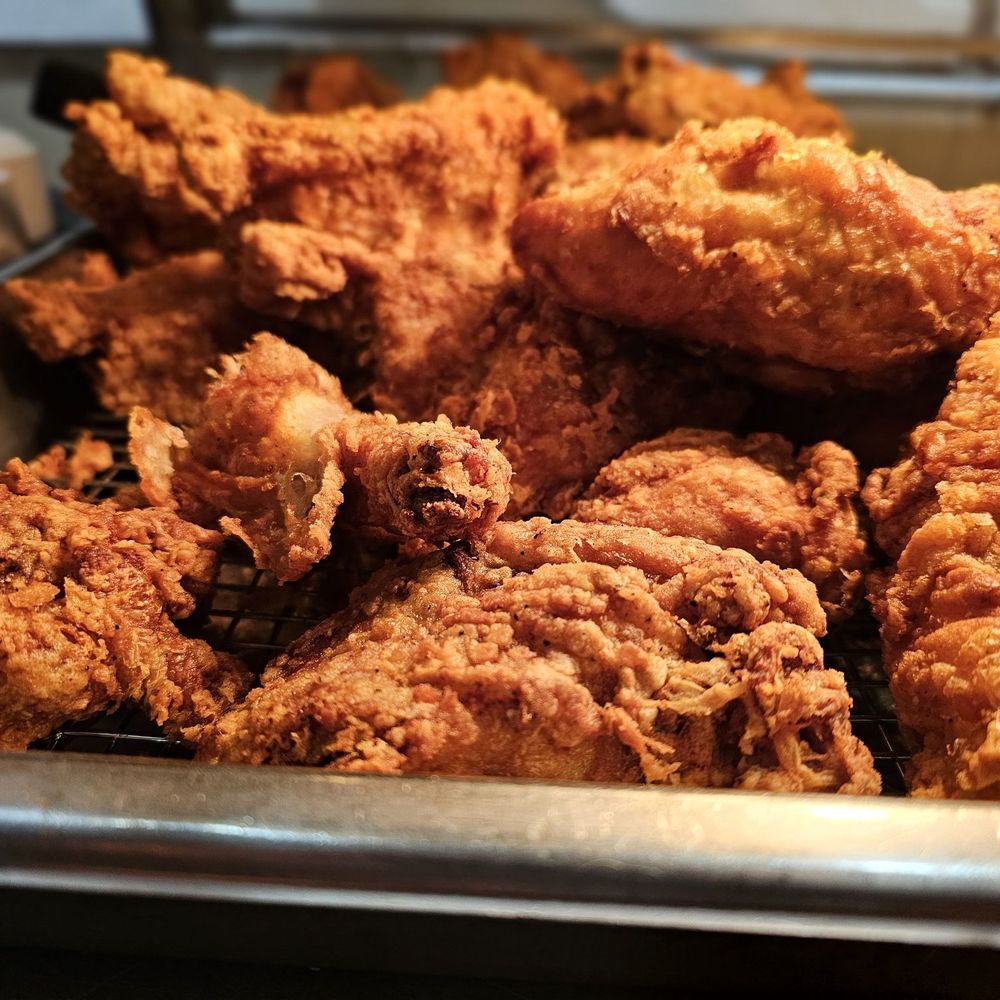Mac's Pizza Shack - a tray of fried chicken - Pizza Near Me - Janesville, Wisconsin Mac's Pizza Shack - a tray of fried chicken - Pizza Near Me - Janesville, Wisconsin
