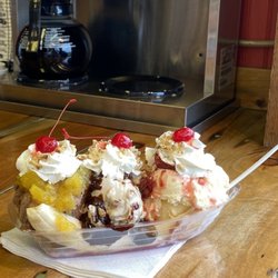 Mr Peabodys Apple Crisp - Banana split!!!