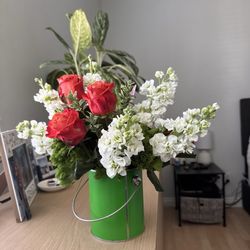 The Flower Lover - This is what we got. 3 roses with dead leaves.