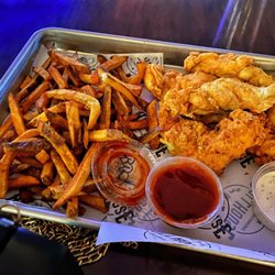 RollHouse Entertainment - Columbus - Chicken strips and fries