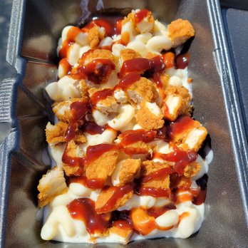 Hot Chix Hotcakes and Chicken - Loaded mac with bbq sauce - Food Trucks Near Me