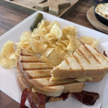 Fish Tales Winery & Bistro - Wineries Near Me - Broken Bow, Oklahoma
