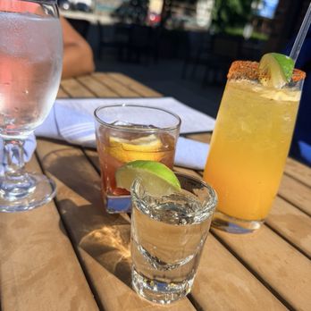 Dray Bar & Grill - Blue Eyed Husky, Mango Tango, Shot of Tequila - American Near Me - Drayton, South Carolina