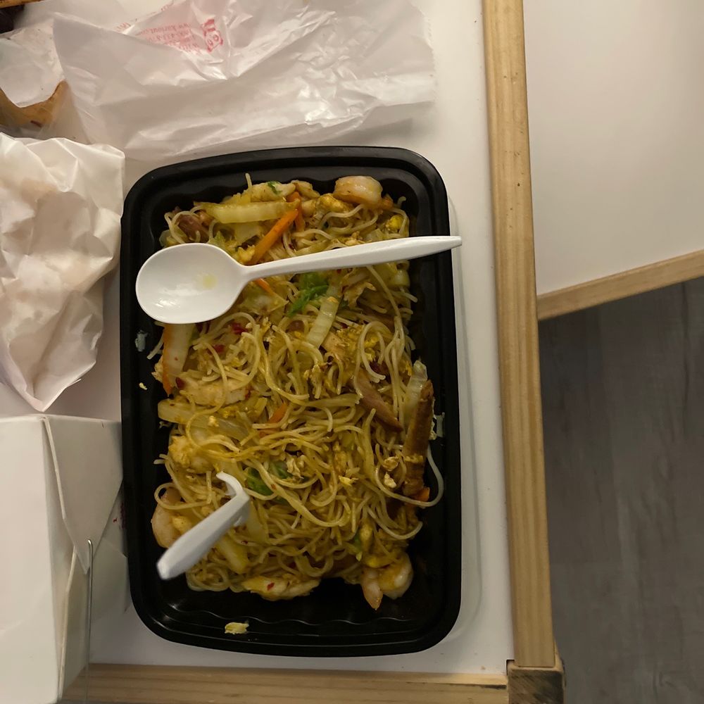 a tray of noodles and chopsticks