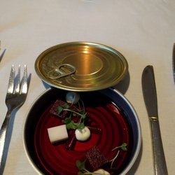 De Dis - Amuse bouche beet root jelly and goat cheese