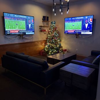 Kopper Keg St Rose - Nice lounge area with couches and a couple big TVs - Sports Bars Near Me - Henderson, Nevada