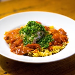 Fischfeinkost Delikatessen des Meeres - Steinbeisserfilet auf Fusilli mit Tomatensauce und Kräuterpesto... Ein Traum!