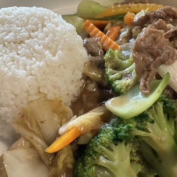 Viet Corner Restaurant - C3- beef vegetables over rice - Vietnamese Near Me - Vienna, Virginia Viet Corner Restaurant - C3- beef vegetables over rice - Vietnamese Near Me - Vienna, Virginia