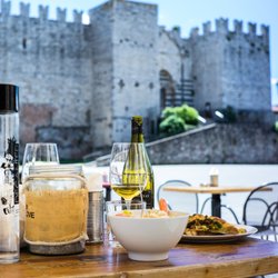 Shark Bottega del Pesce - Wine Bar - Il nostro dehors esterno è il luogo perfetto per un aperitivo tra amici o una cena informale in tutto relax.