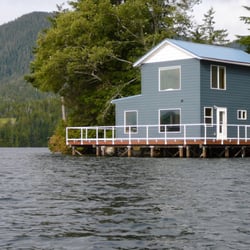 Coho Beach House - The tide comes right up under the deck, and so can the seals!