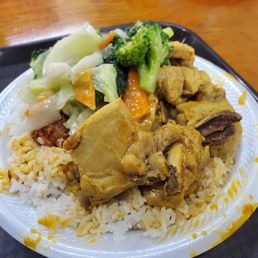 Curry chicken, mixed vegetables, white rice Curry chicken, mixed vegetables, white rice