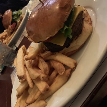 Elephant & Castle - Veggie burger - Pubs Near Me - Boston, Massachusetts Elephant & Castle - Veggie burger - Pubs Near Me - Boston, Massachusetts